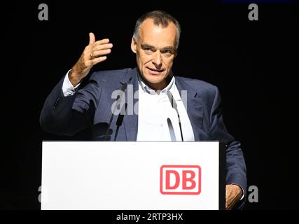 Stuttgart, Allemagne. 14 septembre 2023. Berthold Huber, membre du conseil de direction pour les infrastructures de Deutsche Bahn, prend la parole lors d'une cérémonie marquant la dernière percée dans le nouveau tunnel de l'aéroport du projet ferroviaire Stuttgart 21. Au total, Deutsche Bahn a creusé environ 56 kilomètres de tunnel sous Stuttgart avec la percée. Crédit : Bernd Weißbrod/dpa/Alamy Live News Banque D'Images