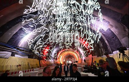 Stuttgart, Allemagne. 14 septembre 2023. Une projection lumineuse marque le début de la percée finale du tunnel dans le nouveau tunnel de l'aéroport dans le projet ferroviaire Stuttgart 21. Avec cette percée, Deutsche Bahn a creusé un total d'environ 56 kilomètres de tunnel sous Stuttgart. Crédit : Bernd Weißbrod/dpa/Alamy Live News Banque D'Images