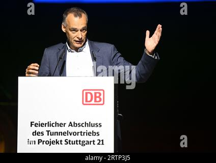 Stuttgart, Allemagne. 14 septembre 2023. Berthold Huber, membre du conseil de direction pour les infrastructures de Deutsche Bahn, prend la parole lors d'une cérémonie marquant la dernière percée dans le nouveau tunnel de l'aéroport du projet ferroviaire Stuttgart 21. Au total, Deutsche Bahn a creusé environ 56 kilomètres de tunnel sous Stuttgart avec la percée. Crédit : Bernd Weißbrod/dpa/Alamy Live News Banque D'Images