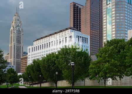 Centre-ville de Columbus, Ohio, depuis le Scioto Mile Walkway avec le bâtiment de la Cour suprême de l'Ohio au centre Banque D'Images