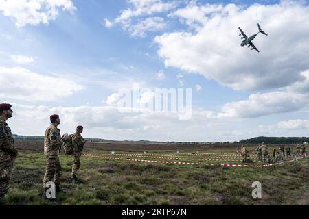 EDE - les parachutistes sont largués au-dessus de la Heide de Ginkelse lors de la journée médiatique de l'exercice international de parachutisme Falcon Leap. Les bérets rouges s'entraînent avec les alliés de l'OTAN pour déposer des soldats et du matériel. Lors des missions militaires, les zones difficiles d'accès peuvent être approvisionnées de cette manière. ANP JEROEN JUMELET pays-bas Out - belgique Out Banque D'Images