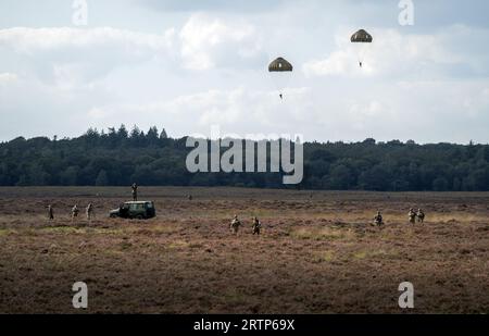 EDE - les parachutistes sont largués au-dessus de la Heide de Ginkelse lors de la journée médiatique de l'exercice international de parachutisme Falcon Leap. Les bérets rouges s'entraînent avec les alliés de l'OTAN pour déposer des soldats et du matériel. Lors des missions militaires, les zones difficiles d'accès peuvent être approvisionnées de cette manière. ANP JEROEN JUMELET pays-bas Out - belgique Out Banque D'Images