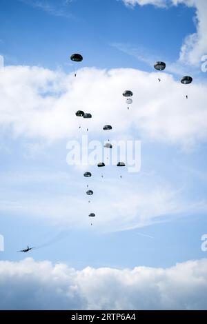 EDE - les parachutistes sont largués au-dessus de la Heide de Ginkelse lors de la journée médiatique de l'exercice international de parachutisme Falcon Leap. Les bérets rouges s'entraînent avec les alliés de l'OTAN pour déposer des soldats et du matériel. Lors des missions militaires, les zones difficiles d'accès peuvent être approvisionnées de cette manière. ANP JEROEN JUMELET pays-bas Out - belgique Out Banque D'Images