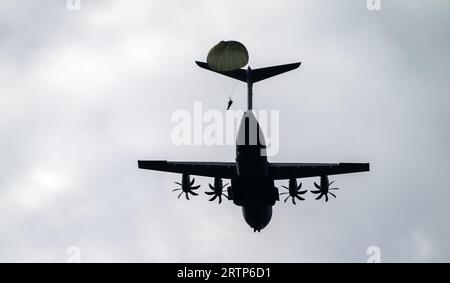 EDE - les parachutistes sont largués au-dessus de la Heide de Ginkelse lors de la journée médiatique de l'exercice international de parachutisme Falcon Leap. Les bérets rouges s'entraînent avec les alliés de l'OTAN pour déposer des soldats et du matériel. Lors des missions militaires, les zones difficiles d'accès peuvent être approvisionnées de cette manière. ANP JEROEN JUMELET pays-bas Out - belgique Out Banque D'Images