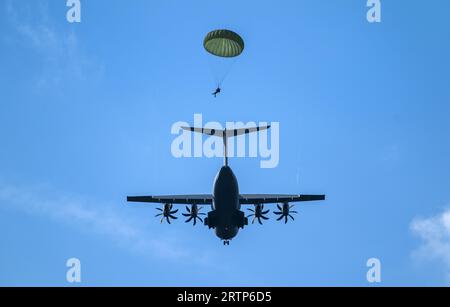 EDE - les parachutistes sont largués au-dessus de la Heide de Ginkelse lors de la journée médiatique de l'exercice international de parachutisme Falcon Leap. Les bérets rouges s'entraînent avec les alliés de l'OTAN pour déposer des soldats et du matériel. Lors des missions militaires, les zones difficiles d'accès peuvent être approvisionnées de cette manière. ANP JEROEN JUMELET pays-bas Out - belgique Out Banque D'Images