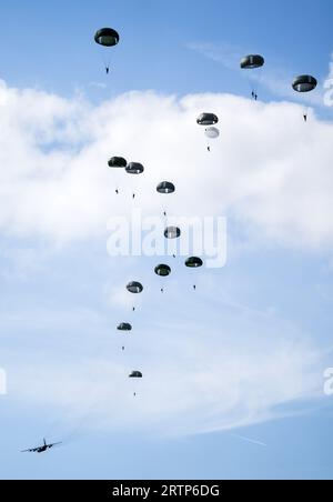 EDE - les parachutistes sont largués au-dessus de la Heide de Ginkelse lors de la journée médiatique de l'exercice international de parachutisme Falcon Leap. Les bérets rouges s'entraînent avec les alliés de l'OTAN pour déposer des soldats et du matériel. Lors des missions militaires, les zones difficiles d'accès peuvent être approvisionnées de cette manière. ANP JEROEN JUMELET pays-bas Out - belgique Out Banque D'Images