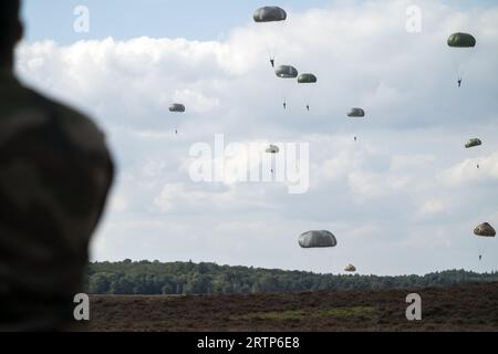 EDE - les parachutistes sont largués au-dessus de la Heide de Ginkelse lors de la journée médiatique de l'exercice international de parachutisme Falcon Leap. Les bérets rouges s'entraînent avec les alliés de l'OTAN pour déposer des soldats et du matériel. Lors des missions militaires, les zones difficiles d'accès peuvent être approvisionnées de cette manière. ANP JEROEN JUMELET pays-bas Out - belgique Out Banque D'Images