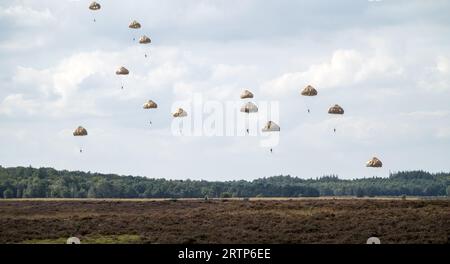 EDE - les parachutistes sont largués au-dessus de la Heide de Ginkelse lors de la journée médiatique de l'exercice international de parachutisme Falcon Leap. Les bérets rouges s'entraînent avec les alliés de l'OTAN pour déposer des soldats et du matériel. Lors des missions militaires, les zones difficiles d'accès peuvent être approvisionnées de cette manière. ANP JEROEN JUMELET pays-bas Out - belgique Out Banque D'Images