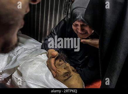 Gaza City, Palestine. 14 septembre 2023. (NOTE DE LA RÉDACTION : l'image représente un contenu graphique)Une femme palestinienne pleure le corps de Mohammed Qadom, tué lors d'une explosion près de la barrière frontalière avec Israël, à l'hôpital al-Shifa de la ville de Gaza. (Photo Mahmoud Issa/SOPA Images/Sipa USA) crédit : SIPA USA/Alamy Live News Banque D'Images