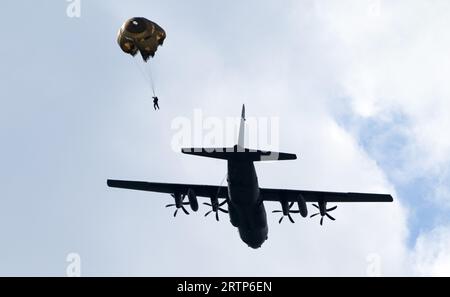 EDE - les parachutistes sont largués au-dessus de la Heide de Ginkelse lors de la journée médiatique de l'exercice international de parachutisme Falcon Leap. Les bérets rouges s'entraînent avec les alliés de l'OTAN pour déposer des soldats et du matériel. Lors des missions militaires, les zones difficiles d'accès peuvent être approvisionnées de cette manière. ANP JEROEN JUMELET pays-bas Out - belgique Out Banque D'Images