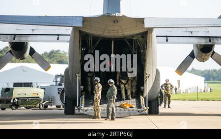 EINDHOVEN - les parachutistes se préparent pour un largage lors de la journée médiatique de l'exercice international de parachutisme Falcon Leap. Les bérets rouges s'entraînent avec les alliés de l'OTAN pour déposer des soldats et du matériel. Lors des missions militaires, les zones difficiles d'accès peuvent être approvisionnées de cette manière. ANP JEROEN JUMELET pays-bas Out - belgique Out Banque D'Images