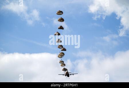 EDE - les parachutistes sont largués au-dessus de la Heide de Ginkelse lors de la journée médiatique de l'exercice international de parachutisme Falcon Leap. Les bérets rouges s'entraînent avec les alliés de l'OTAN pour déposer des soldats et du matériel. Lors des missions militaires, les zones difficiles d'accès peuvent être approvisionnées de cette manière. ANP JEROEN JUMELET pays-bas Out - belgique Out Banque D'Images