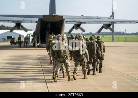 EINDHOVEN - les parachutistes se préparent pour un largage lors de la journée médiatique de l'exercice international de parachutisme Falcon Leap. Les bérets rouges s'entraînent avec les alliés de l'OTAN pour déposer des soldats et du matériel. Lors des missions militaires, les zones difficiles d'accès peuvent être approvisionnées de cette manière. ANP JEROEN JUMELET pays-bas Out - belgique Out Banque D'Images