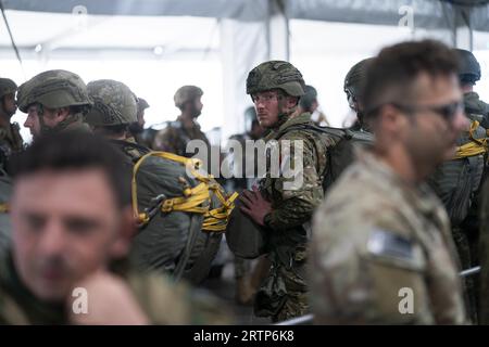 EINDHOVEN - les parachutistes se préparent pour un largage lors de la journée médiatique de l'exercice international de parachutisme Falcon Leap. Les bérets rouges s'entraînent avec les alliés de l'OTAN pour déposer des soldats et du matériel. Lors des missions militaires, les zones difficiles d'accès peuvent être approvisionnées de cette manière. ANP JEROEN JUMELET pays-bas Out - belgique Out Banque D'Images