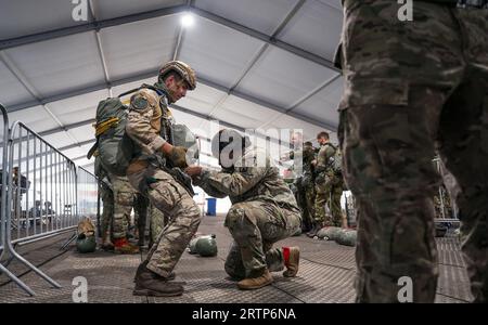 EINDHOVEN - les parachutistes se préparent pour un largage lors de la journée médiatique de l'exercice international de parachutisme Falcon Leap. Les bérets rouges s'entraînent avec les alliés de l'OTAN pour déposer des soldats et du matériel. Lors des missions militaires, les zones difficiles d'accès peuvent être approvisionnées de cette manière. ANP JEROEN JUMELET pays-bas Out - belgique Out Banque D'Images