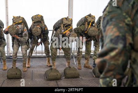 EINDHOVEN - les parachutistes se préparent pour un largage lors de la journée médiatique de l'exercice international de parachutisme Falcon Leap. Les bérets rouges s'entraînent avec les alliés de l'OTAN pour déposer des soldats et du matériel. Lors des missions militaires, les zones difficiles d'accès peuvent être approvisionnées de cette manière. ANP JEROEN JUMELET pays-bas Out - belgique Out Banque D'Images