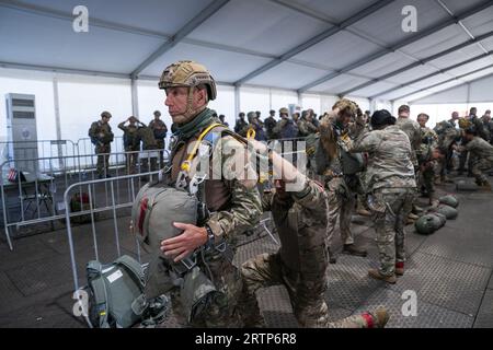 EINDHOVEN - les parachutistes se préparent pour un largage lors de la journée médiatique de l'exercice international de parachutisme Falcon Leap. Les bérets rouges s'entraînent avec les alliés de l'OTAN pour déposer des soldats et du matériel. Lors des missions militaires, les zones difficiles d'accès peuvent être approvisionnées de cette manière. ANP JEROEN JUMELET pays-bas Out - belgique Out Banque D'Images