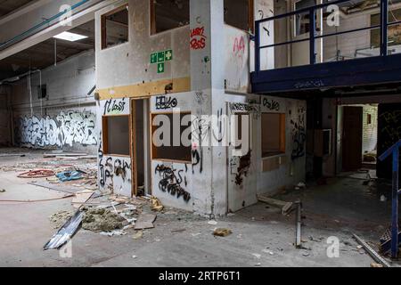 Ancien bâtiment industriel abandonné et vandalisé à Paimio, Finlande Banque D'Images