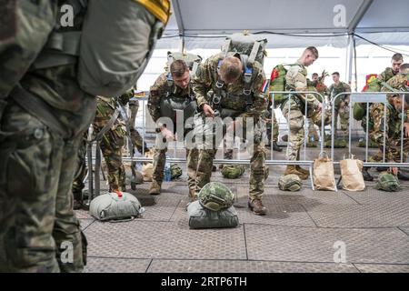 EINDHOVEN - les parachutistes se préparent pour un largage lors de la journée médiatique de l'exercice international de parachutisme Falcon Leap. Les bérets rouges s'entraînent avec les alliés de l'OTAN pour déposer des soldats et du matériel. Lors des missions militaires, les zones difficiles d'accès peuvent être approvisionnées de cette manière. ANP JEROEN JUMELET pays-bas Out - belgique Out Banque D'Images