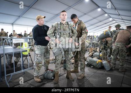 EINDHOVEN - les parachutistes se préparent pour un largage lors de la journée médiatique de l'exercice international de parachutisme Falcon Leap. Les bérets rouges s'entraînent avec les alliés de l'OTAN pour déposer des soldats et du matériel. Lors des missions militaires, les zones difficiles d'accès peuvent être approvisionnées de cette manière. ANP JEROEN JUMELET pays-bas Out - belgique Out Banque D'Images