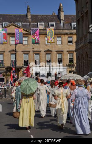Défilé de personnes habillées en costume d'époque de l'époque géorgienne dans le cadre du festival annuel Jane Austen à Bath dans le Somerset, Royaume-Uni Banque D'Images