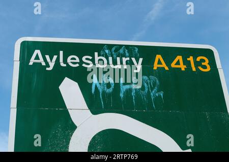 Wendover, Royaume-Uni. 14 septembre 2023. Pas de graffiti HS2 sur un panneau routier. Les travaux de construction HS2 de la ligne de chemin de fer à grande vitesse 2 de Londres à Birmingham se poursuivent à Wendover, dans le Buckinghamshire. Le viaduc HS2 traversera l'A413, très fréquentée, juste à l'extérieur de Wendover. HS2 travaille actuellement à réaligner une partie de l'A413. Une immense superficie de terres agricoles et d'arbres a été effacée par HS2 dans la région. Il a été rapporté dans le journal The Independent aujourd'hui que le Premier ministre Rishi Sunak et le chancelier Jeremy Hunt, «sont en discussion sur la suppression de la deuxième étape du projet HS2 alors que les coûts s'envolent au milieu de sev Banque D'Images