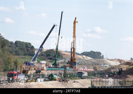Wendover, Royaume-Uni. 14 septembre 2023. Les travaux de construction HS2 de la ligne de chemin de fer à grande vitesse 2 de Londres à Birmingham se poursuivent à Wendover, dans le Buckinghamshire. Le viaduc HS2 traversera l'A413, très fréquentée, juste à l'extérieur de Wendover. HS2 travaille actuellement à réaligner une partie de l'A413. Une immense superficie de terres agricoles et d'arbres a été effacée par HS2 dans la région. Il a été rapporté dans le journal The Independent aujourd'hui que le Premier ministre Rishi Sunak et le chancelier Jeremy Hunt, "sont en discussion sur l'abandon de la deuxième étape du projet HS2 alors que les coûts grimpent dans un contexte de retards importants". Crédit : Maureen MCL Banque D'Images