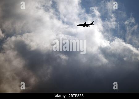 Leverkusen, Allemagne. 14 septembre 2023. Un avion survole les nuages au-dessus de Leverkusen en approche finale de l'aéroport de Cologne/Bonn. Dans les jours à venir, les habitants de Rhénanie-du-Nord-Westphalie peuvent s’attendre à un temps agréable, souvent ensoleillé. Crédit : Federico Gambarini/dpa/Alamy Live News Banque D'Images