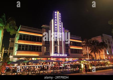 Miami, Floride États-Unis - 16 avril 2021: Miami South Beach Ocean Drive Architecture illuminée dans la nuit destination de miami. brise-lames. Banque D'Images