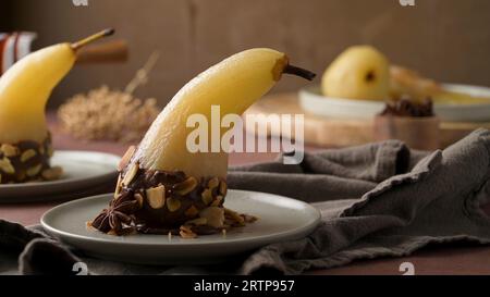 Le Poire belle Helene est un dessert français à base de poires pochées servi avec des ganache au chocolat et des amandes. Banque D'Images