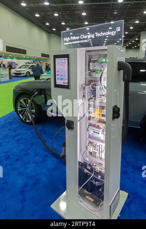 Detroit, Michigan, États-Unis. 13 septembre 2023. Une borne de recharge haute puissance Phoenix Contact pour véhicules électriques présentée au salon international de l'auto nord-américain. Crédit : Jim West/Alamy Live News Banque D'Images