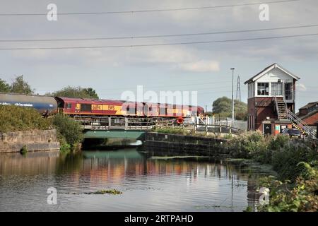 DB Cargo Class 66 locos 66194 & 66183 transportant le 6E54 1036 Kingsbury à Humber Oil Refinery au-dessus du canal Stainforth & Keadby le 2/9/23. Banque D'Images