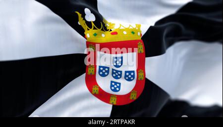 Drapeau de Ceuta agitant par temps clair. Ville autonome espagnole. Gyronnie noir et blanc avec écusson central affichant les armoiries municipales. 3d i Banque D'Images