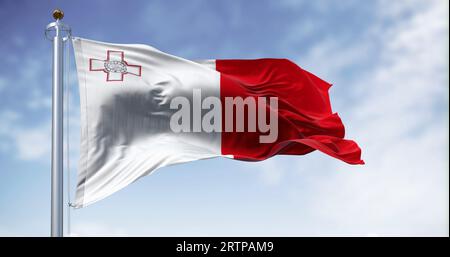 Le drapeau national de Malte agite dans le vent par temps clair. Blanc et rouge avec George Cross dans le canton à rayures blanches. 3d rendu d'illustration. fabr. De flottement Banque D'Images