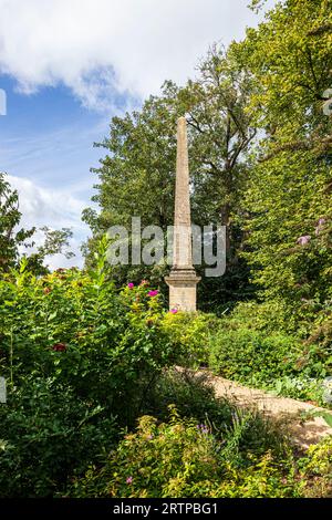 L'obélisque du 19e siècle de 15 mètres de haut construit en blocs de calcaire habillé local dans la ville Cotswold de Cirencester, Gloucestershire, Angleterre Royaume-Uni Banque D'Images