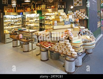 Londres, Royaume-Uni - 20 novembre 2013 : Grande sélection de fromages à vendre au Borough Market Shop. Banque D'Images