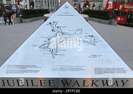 Londres, Royaume-Uni - 23 novembre 2013 : Pyramide d'argent avec carte gravée de Jubilee Walkway devant Royal Exchange à Bank Junction dans Capital Banque D'Images