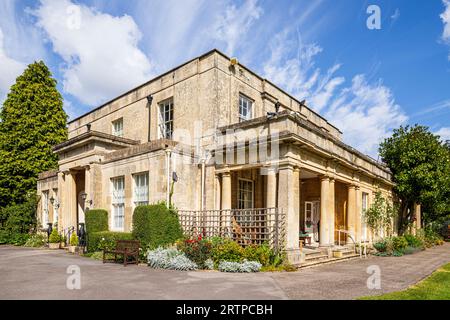 Watermoor House construite en calcaire ashlar en 1827 (maintenant une maison de soins) dans la ville Cotswold de Cirencester, Gloucestershire, Angleterre Royaume-Uni Banque D'Images