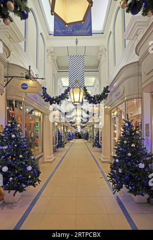 Londres, Royaume-Uni - 20 novembre 2013 : Décoration de Noël au Princess Arcade Boutique Shopping Centre à Piccadilly Street dans Capital City. Banque D'Images