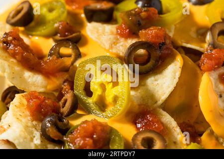 Nachos mexicains de base faits maison avec fromage Jalapeno et olives Banque D'Images