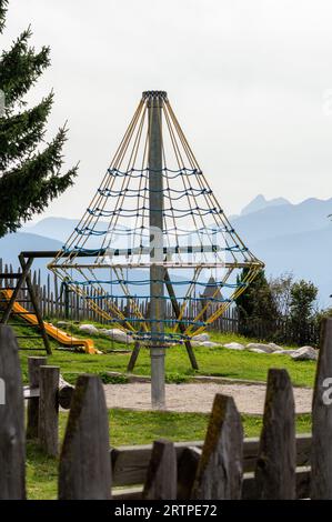 Escalade sur l'aire de jeux avec les Dolomites en arrière-plan Banque D'Images