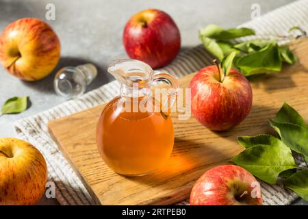Vinaigre de cidre de pomme acide biologique pour la cuisine et la santé Banque D'Images