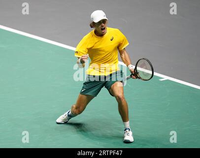 L'australien Alex de Minaur célèbre la victoire contre le Français Ugo Humbert lors du match de la phase de groupes de la coupe Davis à l'AO Arena de Manchester. Date de la photo : jeudi 14 septembre 2023. Banque D'Images