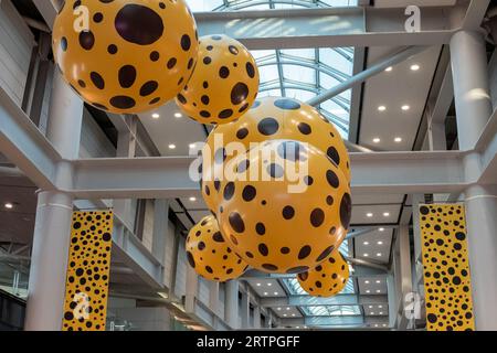 Séoul, Corée du Sud - 20 février 2023 : Lady B, installation de sculptures de l'artiste Yayoi Kusama a collaboré avec Louis Vuitton à l'aéroport d'Incheon. Yello Banque D'Images