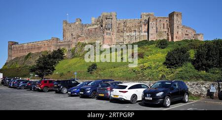 Château de Bamburgh dans le Northumberland Angleterre premier château à tomber à la poudre à canon Banque D'Images