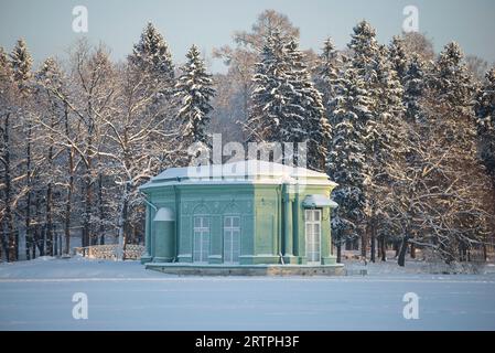 GATCHINA, RUSSIE - 22 JANVIER 2016 : Pavillon Vénus sur le fond d'un parc d'hiver en soirée. Gatchina Banque D'Images