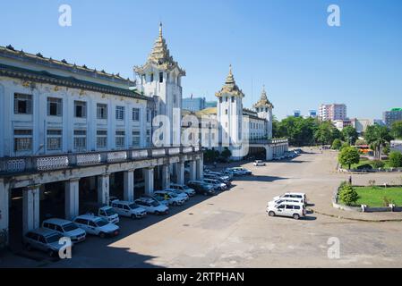 YANGON, MYANMAR - 18 DÉCEMBRE 2016 : vue du bâtiment de la gare principale de Yangon Banque D'Images