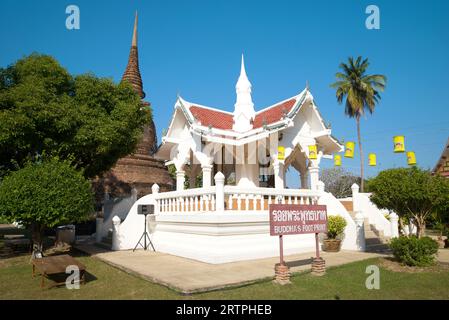 SUKHOTAI, THAÏLANDE - 31 DÉCEMBRE 2016 : un petit temple bouddhiste avec l'empreinte du pied de Bouddha Banque D'Images