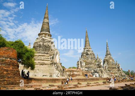 AYUTTHA, THAÏLANDE - 01 JANVIER 2017 : une matinée ensoleillée aux anciens stupas du temple bouddhiste de Wat Phra si Sanphet Banque D'Images