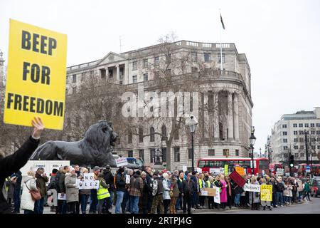 Les participants se rassemblent avec des pancartes lors d'une manifestation contre l'expansion de la zone à ultra-faibles émissions (ULEZ) de Londres autour de Trafalgar Square à Londres. Banque D'Images